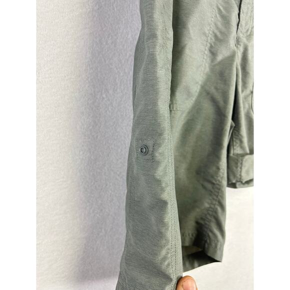 The North Face woman gray cargo shorts size 4 camping hiking
￼ - Picture 4 of 10